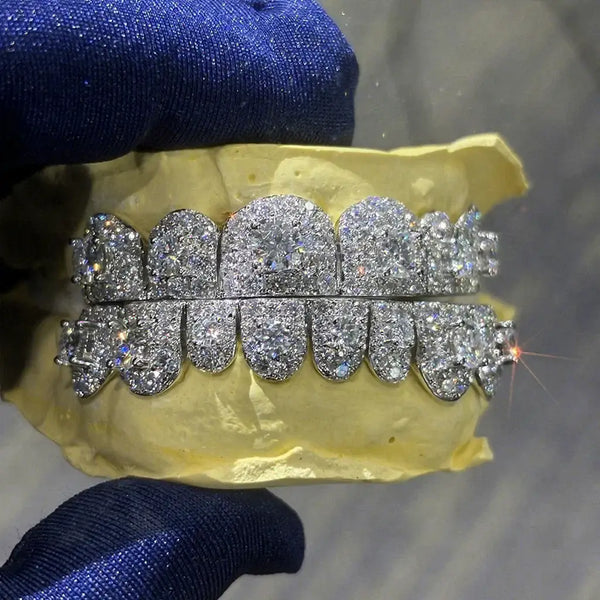CUSTOM S925 TOP & BOTTOM 6/8 TEETH VVS MOISSANITE STRAIGHT CUT GRILLZ