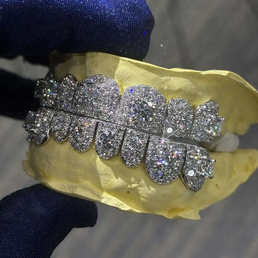 CUSTOM S925 TOP & BOTTOM 6/8 TEETH VVS MOISSANITE STRAIGHT CUT GRILLZ